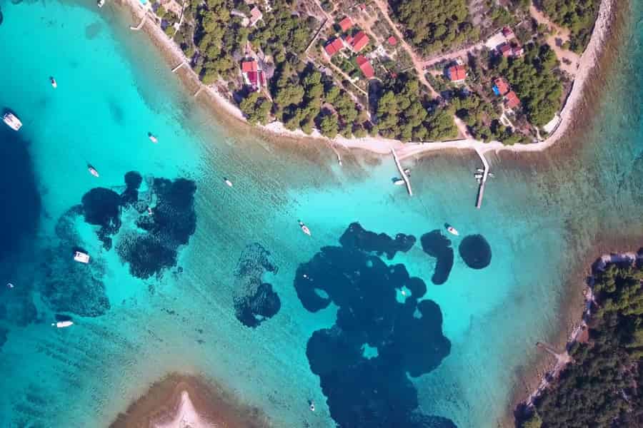 Von Trogir aus: Halbtagestour mit dem Schnellboot zu den drei Inseln. Foto: GetYourGuide Von Trogir aus: Halbtagestour mit dem Schnellboot zu den drei Inseln. Foto: GetYourGuide