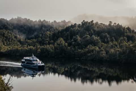 Strahan: Gordon River Sunset and Dinner Cruise
