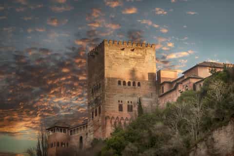 Granada: Alhambra and City Center Tour for Chinese Speakers