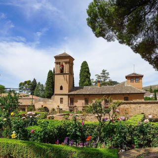 Granada: Private Alhambra and Downtown Tour with Cava