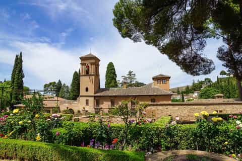 Granada: Private Alhambra and Downtown Tour with Champagne