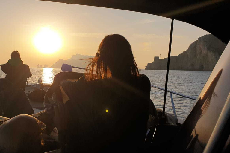 Privat solnedgångskryssning vid SorrentokustenSorrento: Privat solnedgångskryssning med prosecco och öl