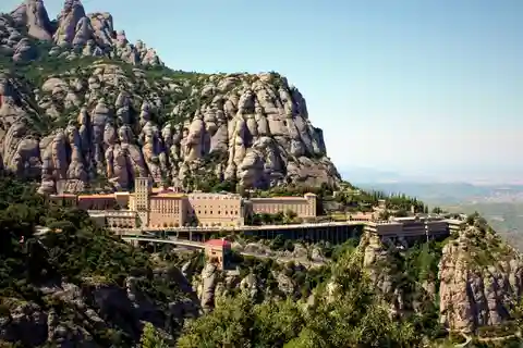 Fra Barcelona: Halvdagsudflugt til bjerget Montserrat