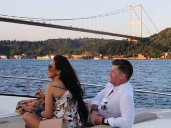 Bosporus: Sonnenuntergangs-Tour auf einer luxuriösen Yacht Bosporus: Sonnenuntergangs-Tour auf einer luxuriösen Yacht
