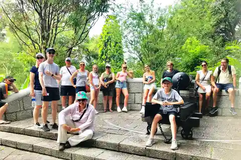 Visite à pied de 2,5 heures à Singapour : Sépultures, armes et batailles