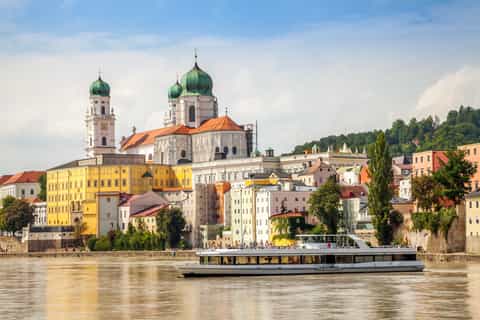 Cruises & boat tours