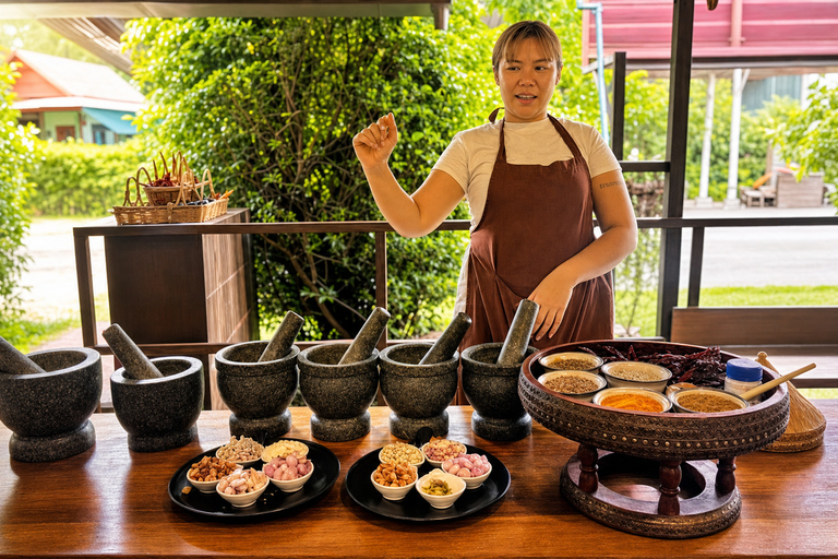 Chiang Mai: Thai Cooking Class with Market Tour & Farm Visit