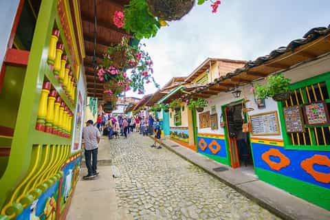 From Medellin: Guatapé Full-Day Tour with Piedra del Peñol