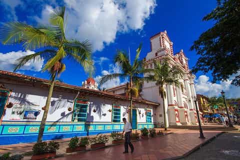 From Medellin: Guatapé Full-Day Tour with Piedra del Peñol