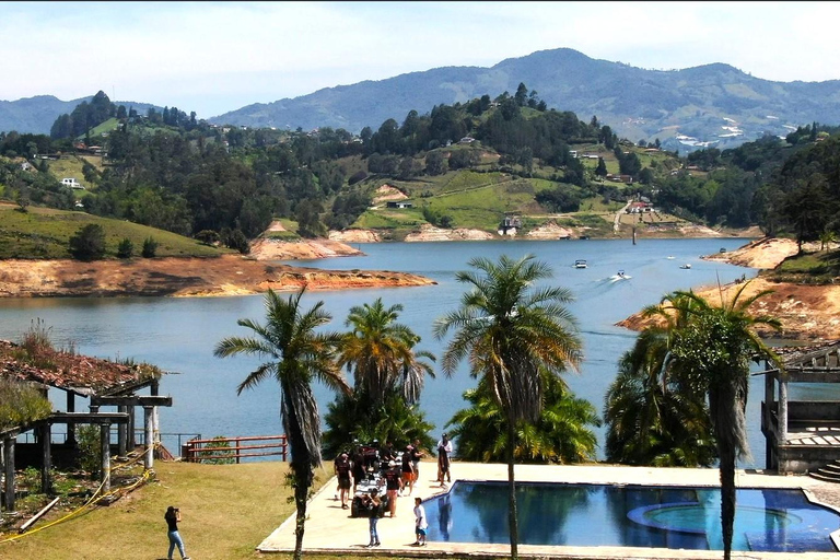Van Guatape: Pablo Escobar Mansion, Paintball &amp; boottocht