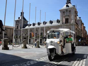 Madrid: Sightseeing Tuk-Tuk Tour für bis zu 4 Personen Madrid: Sightseeing Tuk-Tuk Tour für bis zu 4 Personen
