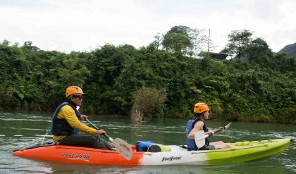 Vang Vieng : Kayak et spéléologie avec tyrolienne/lagon bleu