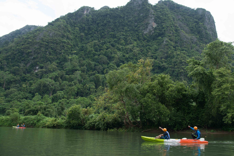 Vang Vieng: Kayak y descenso de cuevas con tirolina/Laguna AzulExcursión a la Cueva de Tham Nam con Laguna Azul 1 y Tirolina