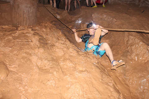 Vang Vieng: Kayak y descenso de cuevas con tirolina/Laguna AzulExcursión a la Cueva de Tham Nam con Laguna Azul 1 y Tirolina