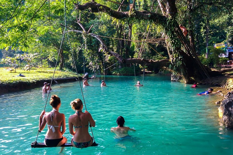 Vang Vieng: kajakken en grotbuizen met tokkelbaan/Blue LagoonTham Nam Cave Tour met tokkelbaan