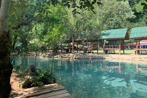 Vang Vieng : Kayak et spéléologie avec tyrolienne/lagon bleuVisite de la grotte de Tham Nam avec Zipline