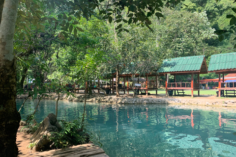 Vang Vieng: kajakken en grotbuizen met tokkelbaan/Blue LagoonTham Nam Cave Tour met tokkelbaan