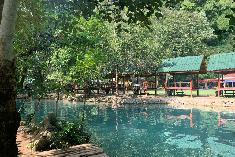 Vang Vieng : Kayak et spéléologie avec tyrolienne/lagon bleuVisite de la grotte de Tham Nam avec Blue Lagoon 1 et tyrolienne