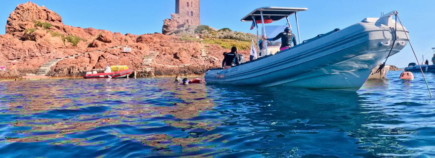 Agay : Randonnée palmée guidée en bateau dans les calanques de l’Estérel