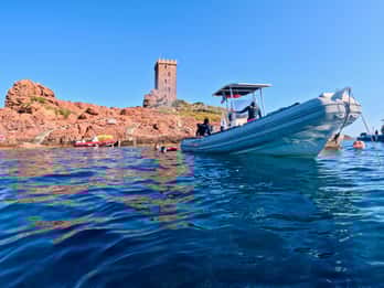 Agay: excursión guiada en barco con aletas por las calas del Estérel.