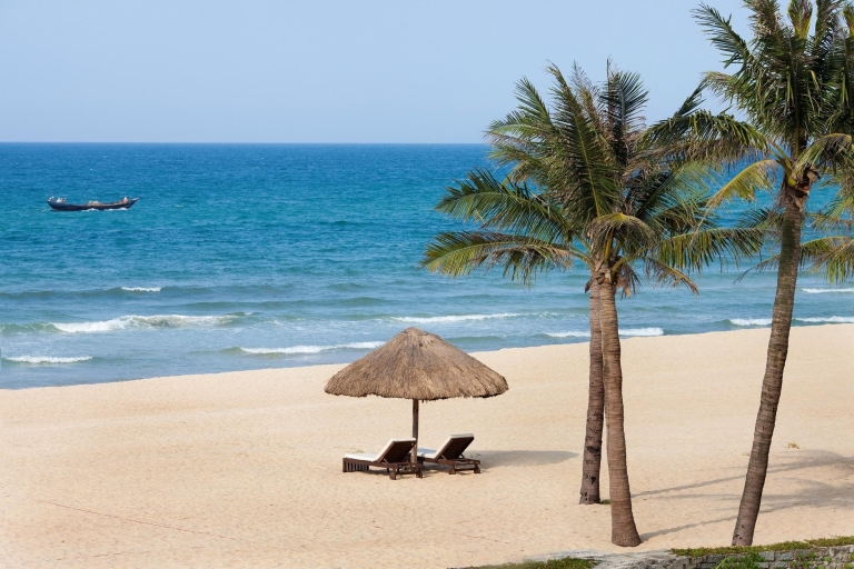 Hue: traslado privado de ida y vuelta a la playa de Thuan An