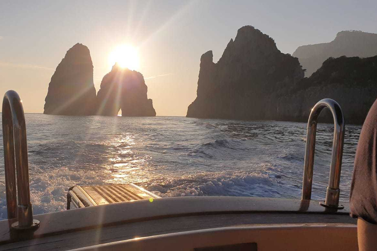 De Sorrente : excursion privée d'une demi-journée en bateau à CapriOption standard