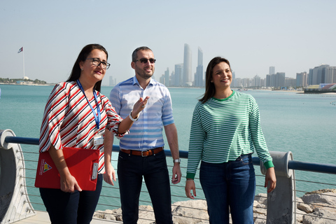 从迪拜出发：全天城市游，包括谢赫扎耶德大清真寺和卡斯尔阿尔瓦坦。从迪拜出发阿布扎比古迹和 Qasr Al Watan 之旅