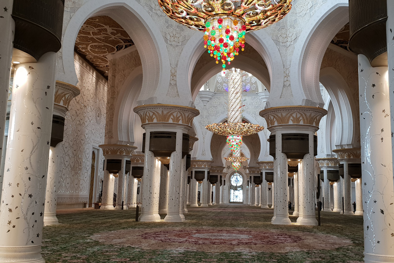 从迪拜出发：全天城市游，包括谢赫扎耶德大清真寺和卡斯尔阿尔瓦坦。从迪拜出发阿布扎比古迹和 Qasr Al Watan 之旅