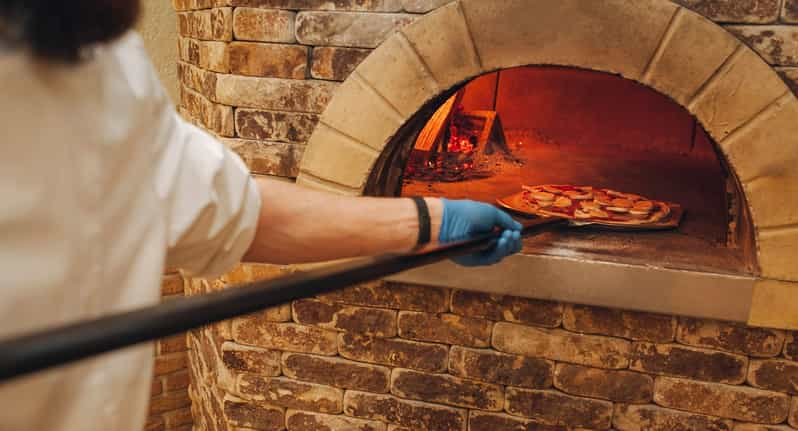 Naples : atelier de confection de pizza premium dans une pizzeria