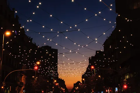 Barcelona: Private Christmas Walking Tour with Drink