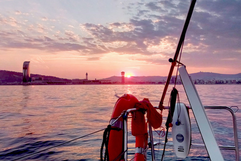 Barcellona: tour in barca a vela nel Mediterraneo di 2 ore