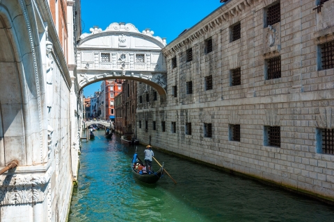 Venice: Gondola & Doge's Palace French tour