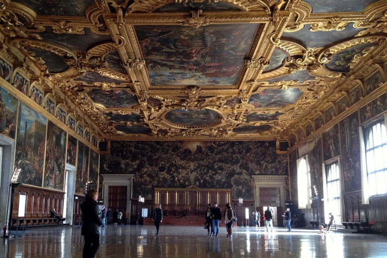 Visita guiada sin colas al Palacio DucalTour en ingles