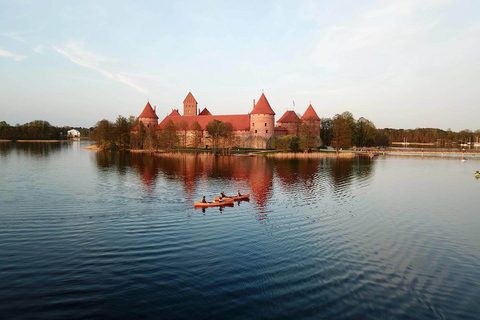 Tour guiado en canoa por la isla del castillo en Trakai