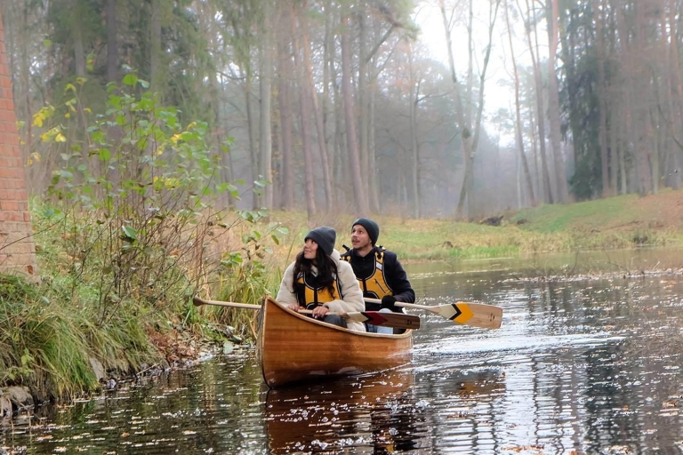Tour guiado en canoa por la isla del castillo en Trakai