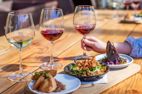 Otago Winery Tour with Gourmet Wine & Food-Paired Lunch