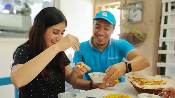 dubai walking metro and abraboat foodtasting tour