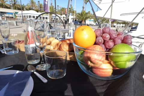 Barcelona: Scenic Sail and Breakfast Tour