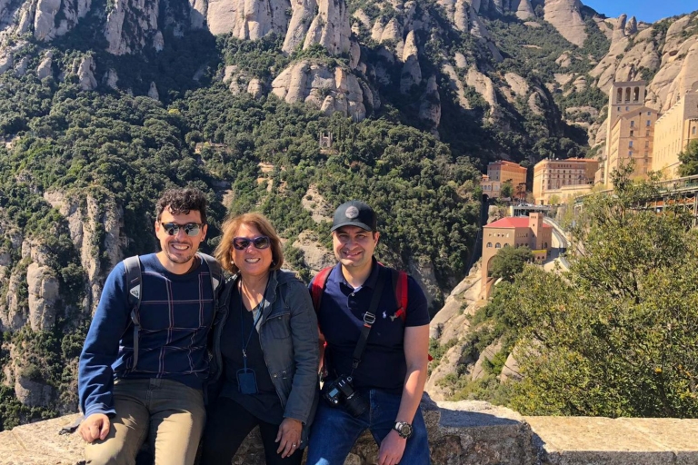 Barcelona: tour de día completo a Montserrat con almuerzo y vino