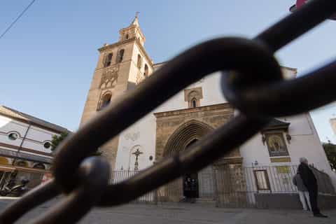 Streets and local life around Plaza de la Encarnación in Seville