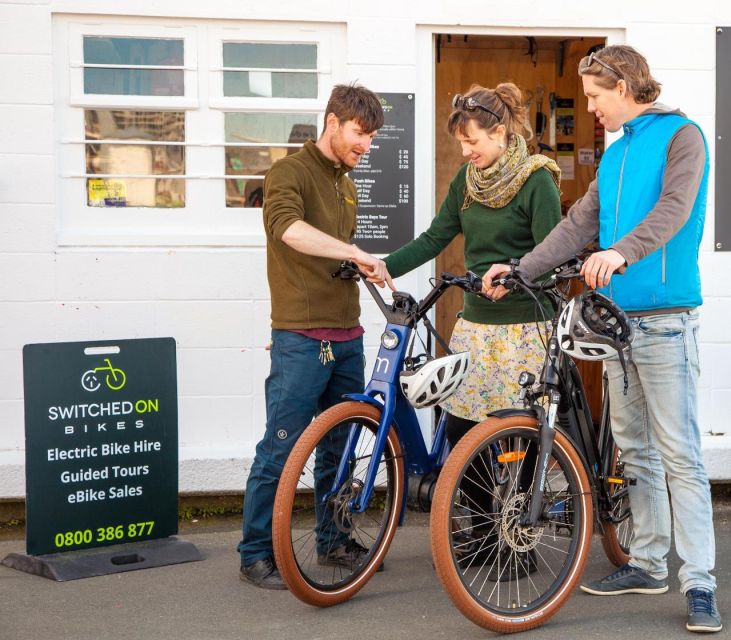 Support vélo Vittoria voiture passant par Dennington, Suffolk, UK, au cours  de la visite des femmes de Bretagne cycliste. Avec des vélos sur le toit et  de l'équipage Photo Stock - Alamy