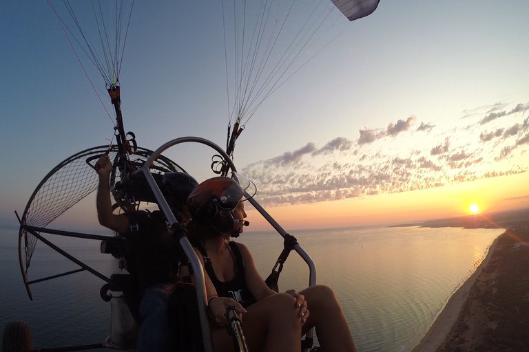 Albufeira: Paragliding-Flug bei Sonnenuntergang