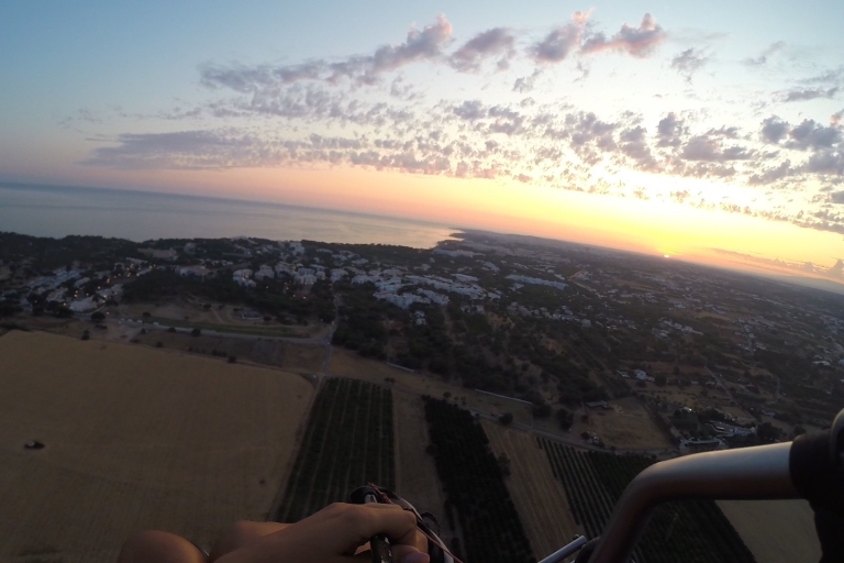 Albufeira: Paragliding-Flug bei Sonnenuntergang