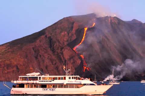 Panarea e Stromboli: tour notturno in barca da Milazzo