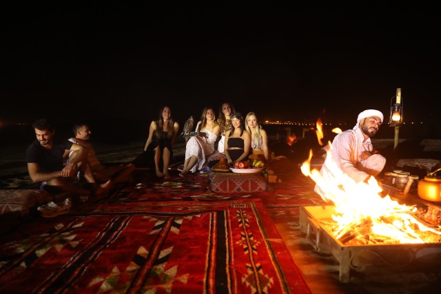 Vanuit Dubai: rode duinen en kamelensafari, kampovernachting