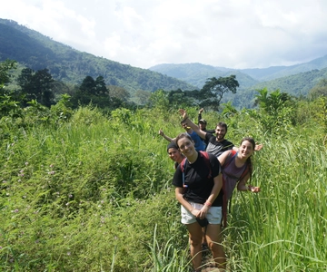 Vang Vieng: Excursión privada de senderismo de un día por la selva y las cuevas