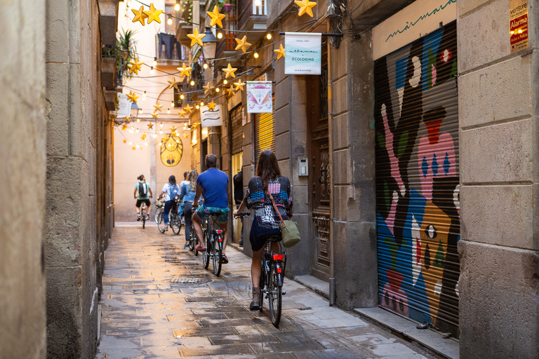 Barcelona: 4 horas en bicicleta en grupo reducidoBarcelona: tour de 4 horas en bicicleta para grupos pequeños