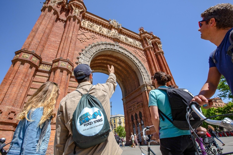 Barcelona: 4 horas en bicicleta en grupo reducidoBarcelona: tour de 4 horas en bicicleta para grupos pequeños