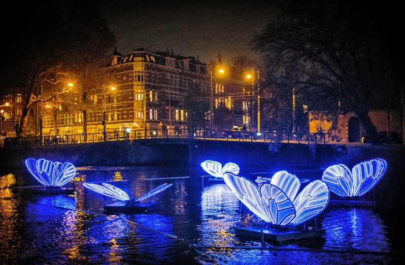 Amsterdam: Pequeño tour en barco de las esculturas de luz con Gluhwein
