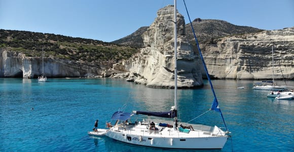 Depuis Milos : croisière guidée à Kleftiko avec déjeuner